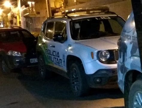 Homem é assassinado golpe de faca no pescoço em frente a residência