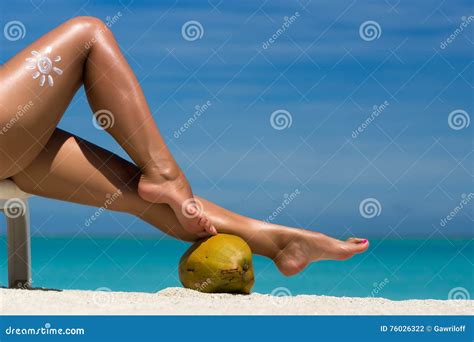 Belles Jambes Femelles Dans L Image Conceptuelle De Plage Tropicale De