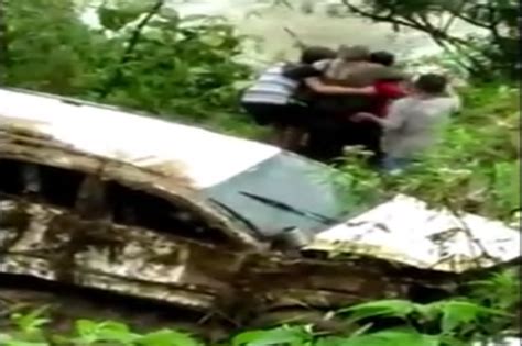 Kendarai Mobil Mewah Pasangan Suami Istri Terjun Ke Jurang Sedalam 50