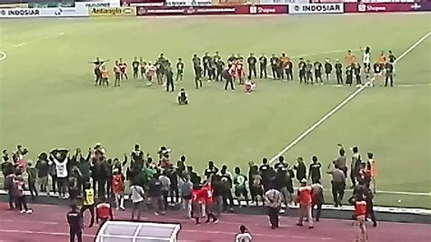 Persebaya Dan Bonek Larut Bernyanyi Song For Pride Persebaya Di Laga