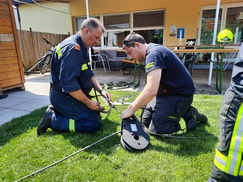 Stapler Aus Misslicher Lage Befreit Freiwillige Feuerwehr Trumau