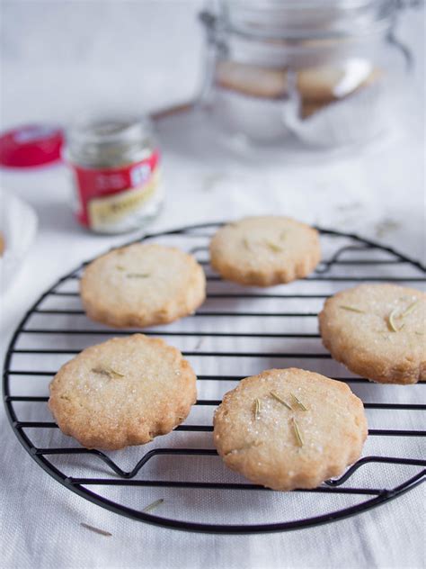 Rosemary shortbread cookies - Dessert Tales