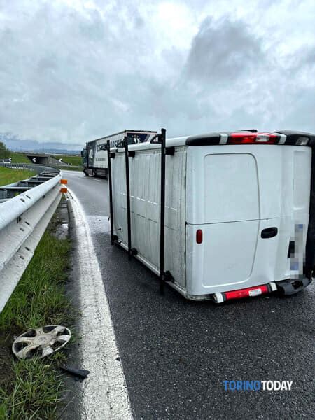 Incidente Nel Raccordo Della Falchera Furgone Ribaltato Maggio