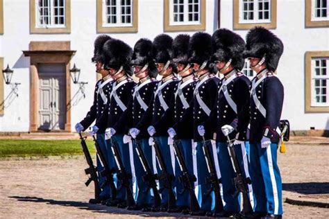 La Guardia Reale Di Buckingham Palace Non Resiste Al Gesto D Amore Le