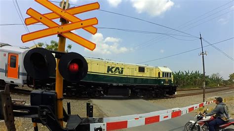 Railroad Crossing Palang Pintu Perlintasan Kereta Api Stasiun