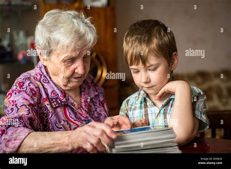 Oma Zeigt Enkel Foto Album Stockfotografie Alamy