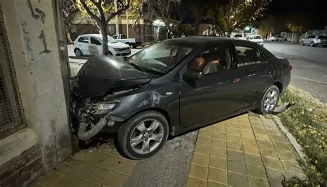 Un Auto Terminó Incrustado En Una Casa De Capital Tras Protagonizar Un Violento Choque Telesol