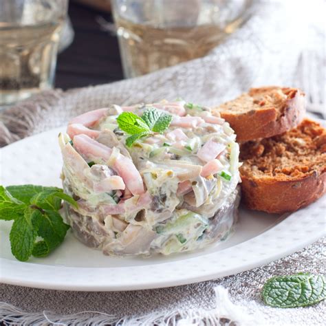 Салат с ветчиной, грибами и свежим огурцом - рецепт приготовления