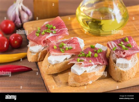 Prosciutto Et Fromage Italien Bruschetta Sur Baguette De Pain Grill D