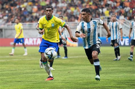 Brasil é derrotado pela Argentina e dá adeus à Copa do Mundo sub 17 nas