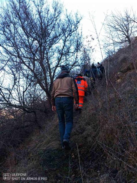 Un Barbat De De Ani Gasit Si Scos Dintr O Surpatura Dupa Ce A