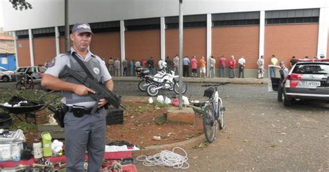 G1 Operação da PM de Piracicaba na feira do rolo revista 70 no