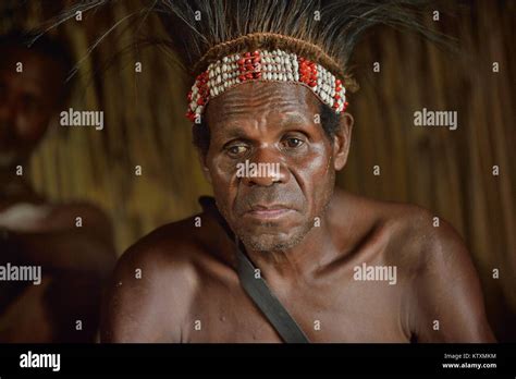 Hombre Asmat Fotografías E Imágenes De Alta Resolución Alamy