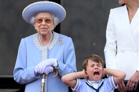 Vid O Jubil D Elizabeth Ii Quand La Grimace Du Prince Louis Vole