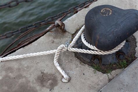 Cuerda Blanca Y Bollard Negro Sobre Arco Del Barco Imagen De Archivo