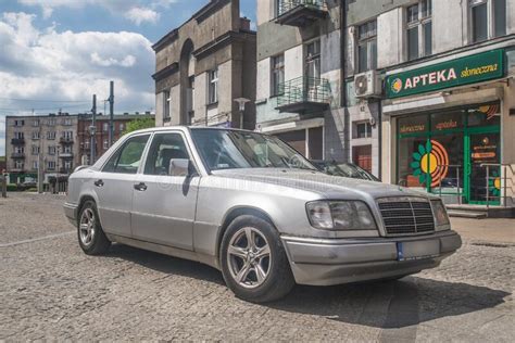 Velho Carro De Luxo Limusine De Sedan Mercedes Benz E200 Estacionado