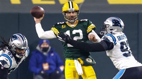 Packers' Aaron Rodgers reaches 40 touchdowns for record third time - ESPN