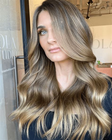 15 Dark Blonde Color Ideas That Are Low Maintenance