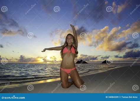 Ragazza In Bikini Sulla Spiaggia Immagine Stock Immagine Di Bikini Spiaggia
