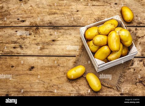 Patatas Crudas Enteras Sin Pelar En Una Caja De Madera Nueva Cosecha