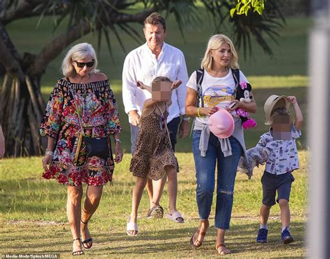 Holly Willoughby PIC EXC: Star enjoys family day out with mum and kids ...