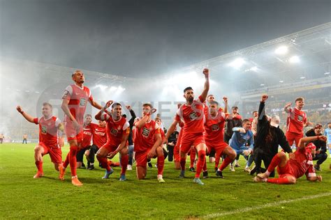 Sport Bilder Des Tages Mannschaft Des Fc Kaiserslautern Feiert Den