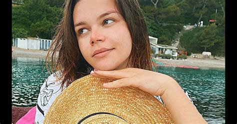 Camille Gottlieb Maillot décolleté et peau hâlée elle s illustre en bikini Purepeople