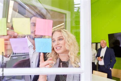 Junge Gesch Ftsleute Beim Brainstorming Mit Haftnotizen Stock Photo