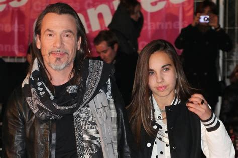 Jupe Mini Mini Et Boots De Motardes La Fille De Florent Pagny Lui Rend