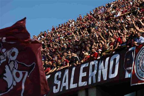 Il Napoli Rimanda La Festa Lo Sfott Dei Tifosi Della Salernitana