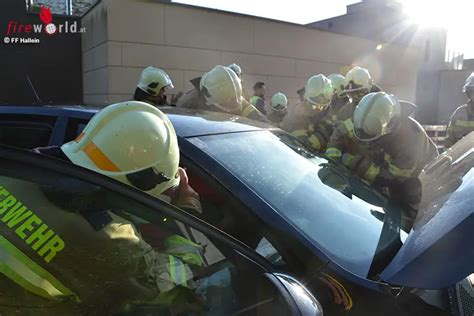 Sbg Pkw in Hallein mit Traktor bzw dessen Anhänger kollidiert