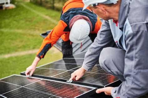 Hombres Trabajadores Instalando Paneles Solares En El Techo De La Casa