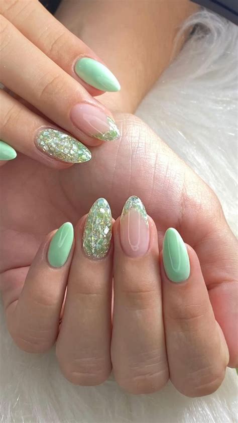 Inspiração de unha verde decorada madre pérola Unhas redondas