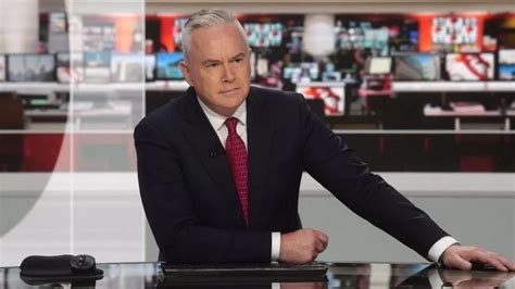 Huw Edwards quem é apresentador da BBC no centro de escândalo no Reino