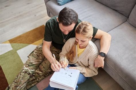 Vue De Dessus Dun Père Militaire Attentionné Aidant Sa Fille à Faire