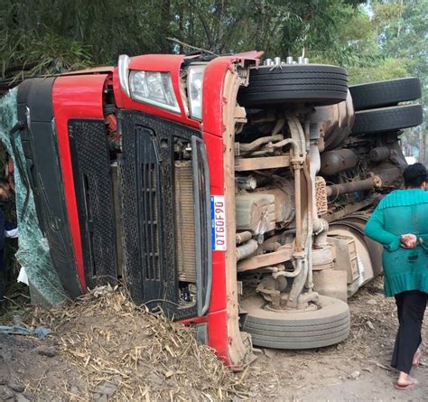 Portal Caparaó Carreta carregada madeiras tomba na BR 262