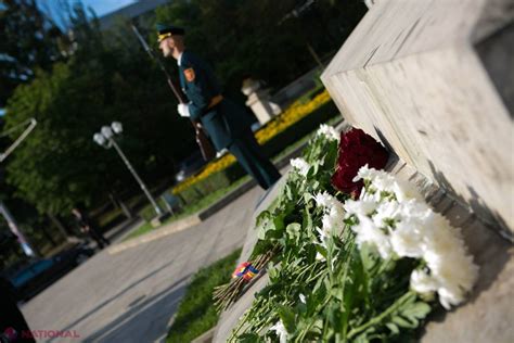 Foto Sute De Persoane Au Depus Flori La Monumentul Lui Tefan Cel