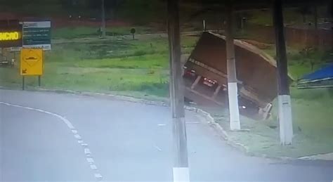 Caminhão 30 toneladas de soja e sem motorista tomba na BR 050