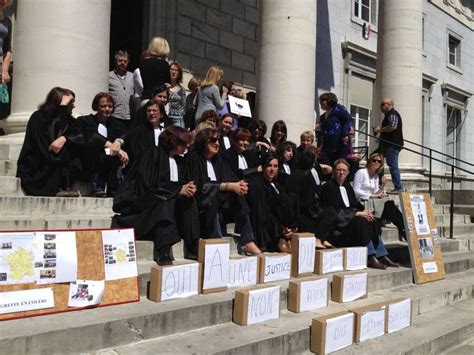 Pau Les Greffiers En Col Re Manifestent Et Passent L Action La