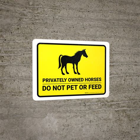 Privately Owned Horses Do Not Pet Or Feed Yellow Landscape Wall Sign