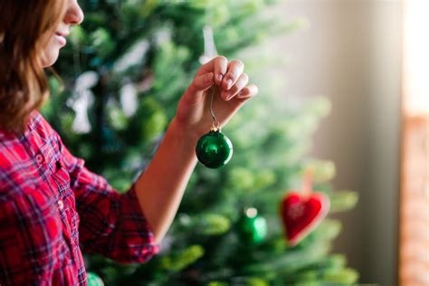 The Best Way To Hang Every Type Of Christmas Ornament Christmas