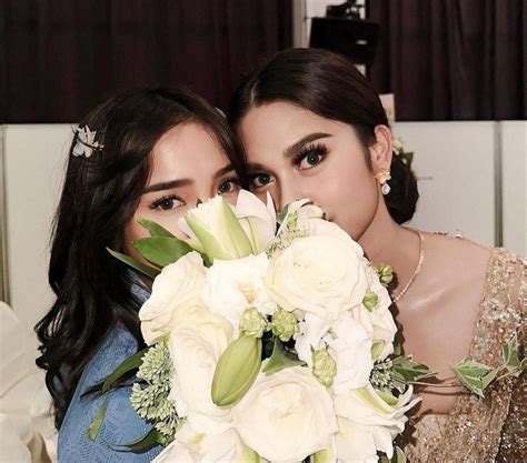 Cantiknya Fuji Jadi Bridesmaid Di Nikahan Anak Politisi Dapat Lemparan