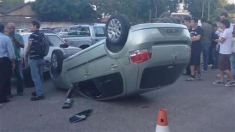 Motorista Perde Controle De Carro E Atropela Estudante No