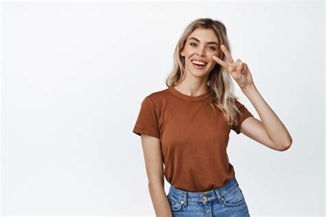 C est l idée Fille blonde enthousiaste gagnant célébrant la victoire criant d excitation et