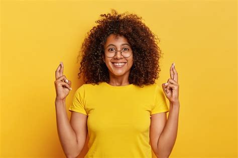 Jolie Femme En T shirt Jaune Croise Les Doigts Espère Dans Un Avenir