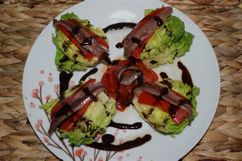 Ensalada De Cogollos De Tudela Con Anchoas Y Pimientos Del Piquillo