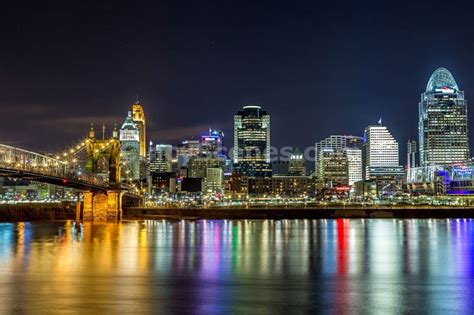 Cincinnati skyline at night | Skyline, Cincinnati skyline, New york skyline