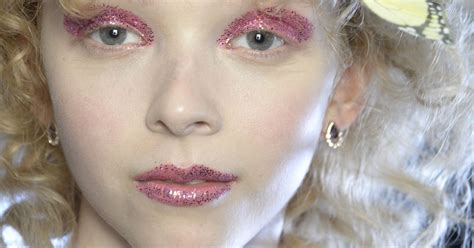 Rosa Blush Nos Olhos E Na Boca Fazendo A Vez Do Nude Em Quem Tem A