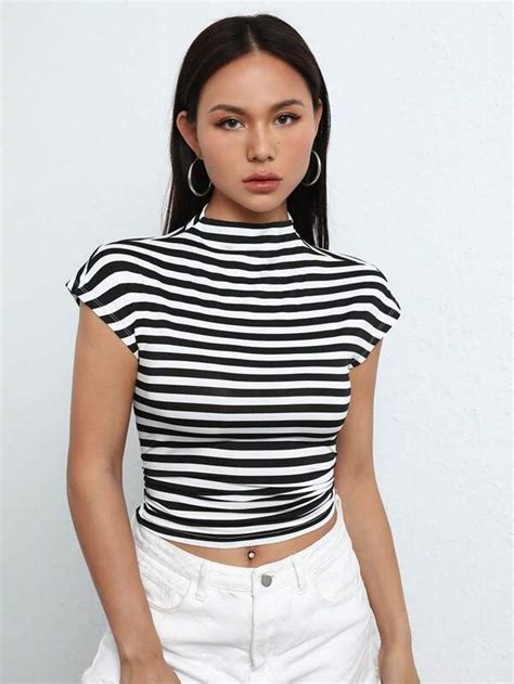 Shein Ezwear Camiseta Crop Con Estampado De Rayas De Cuello Alto Moda De Mujer Shein México