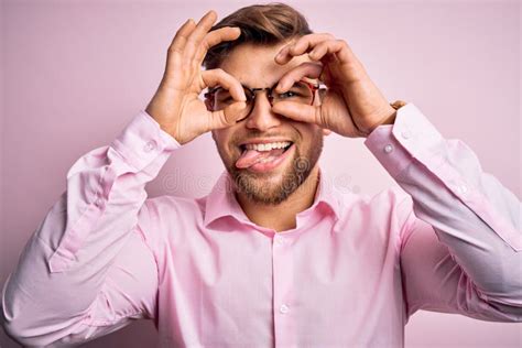 Joven Guapo Rubio Con Barba Y Ojos Azules Vistiendo Camisa Rosa Y Gafas